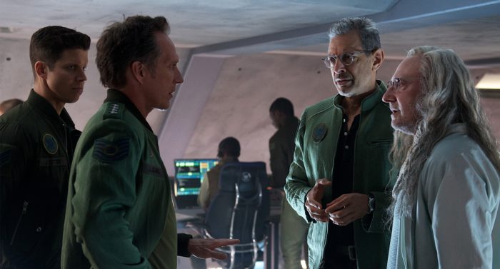William Fichner, le nouveau président face à Jeff Goldblum et Brent Spinner, qui reprennent leur rôle.