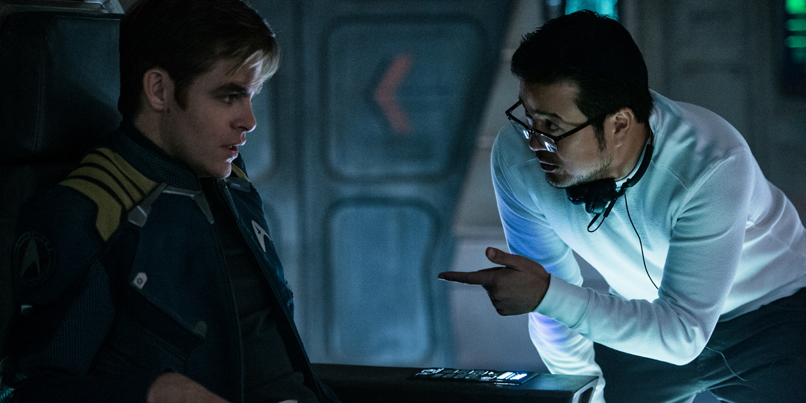 Justin Lin en train de diriger Chris Pine, alias le capitaine Kirk