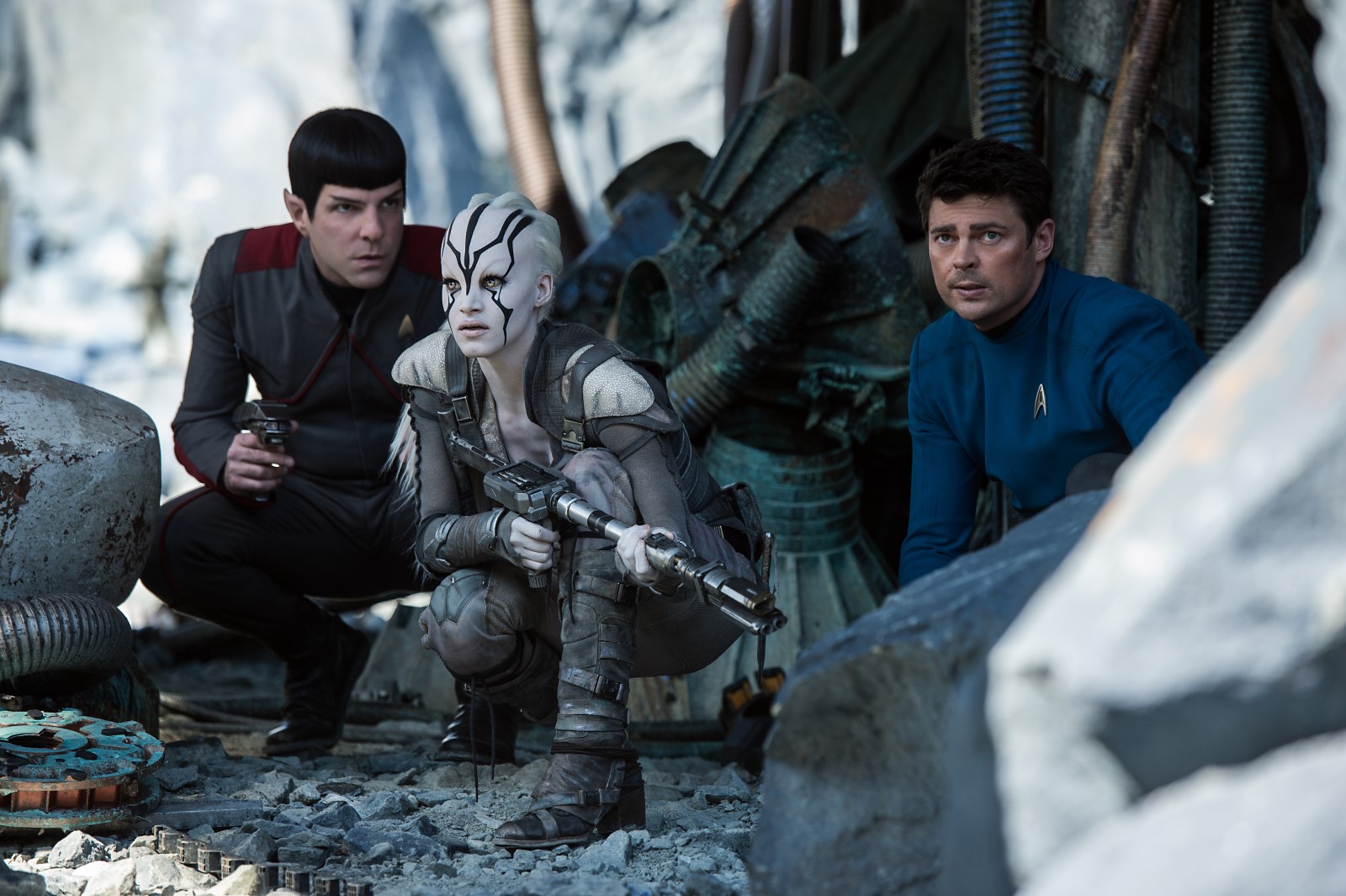 Spock et Mc Coy, à l'ordinaire antagonistes, se rapprochent lors de leur aventure commune auprès de Jaylah