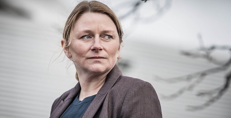 Prey 5 Rosie Cavaliero campe une savoureuse inspectrice Susan Reinhardt