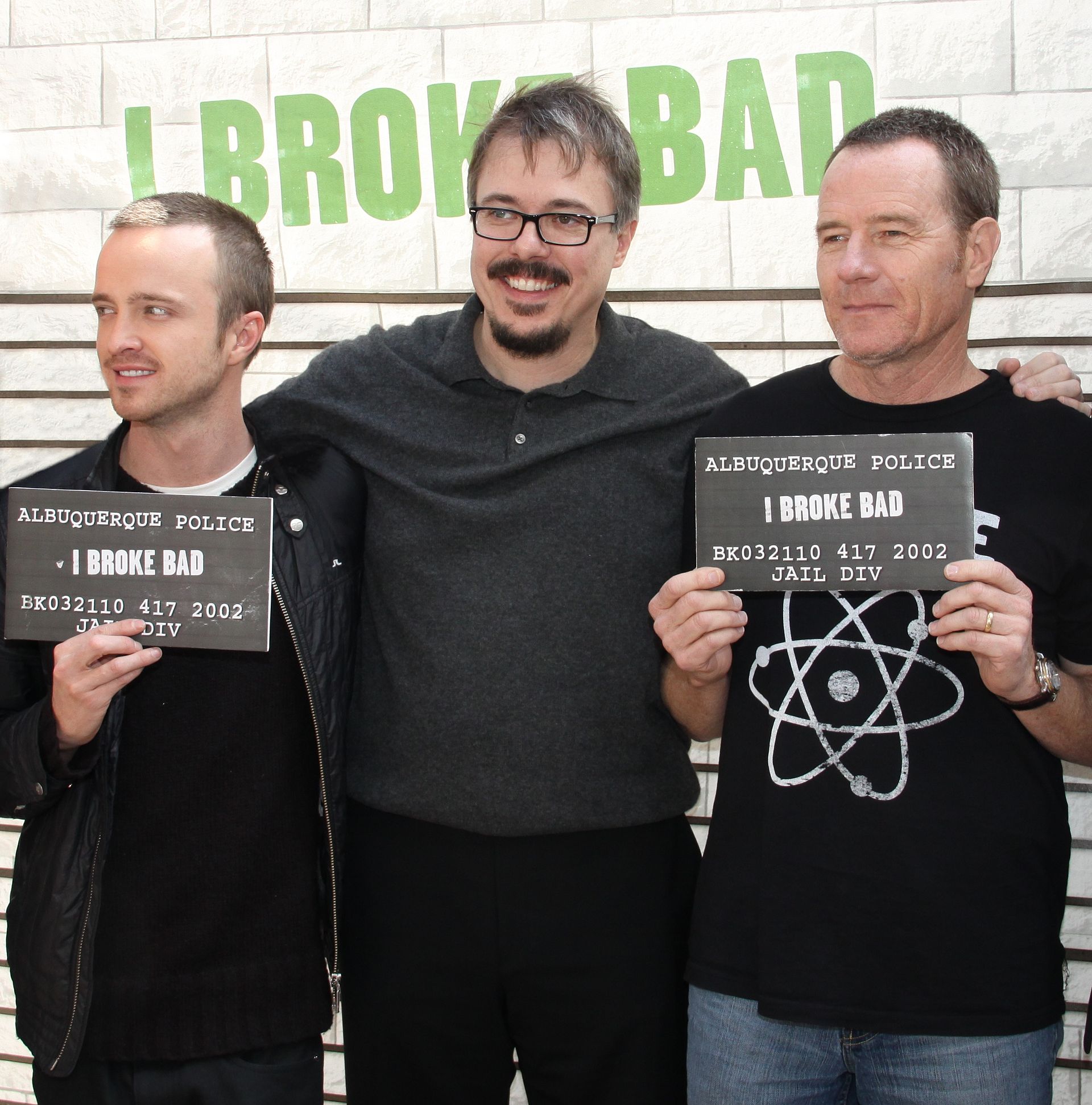 BB1 Vince Gilligan, au centre, entouré d'Aaron Paul et de Brian Cranstom