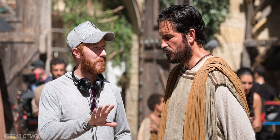 Andrew Hyatt, en train de diriger Jim Caviezel